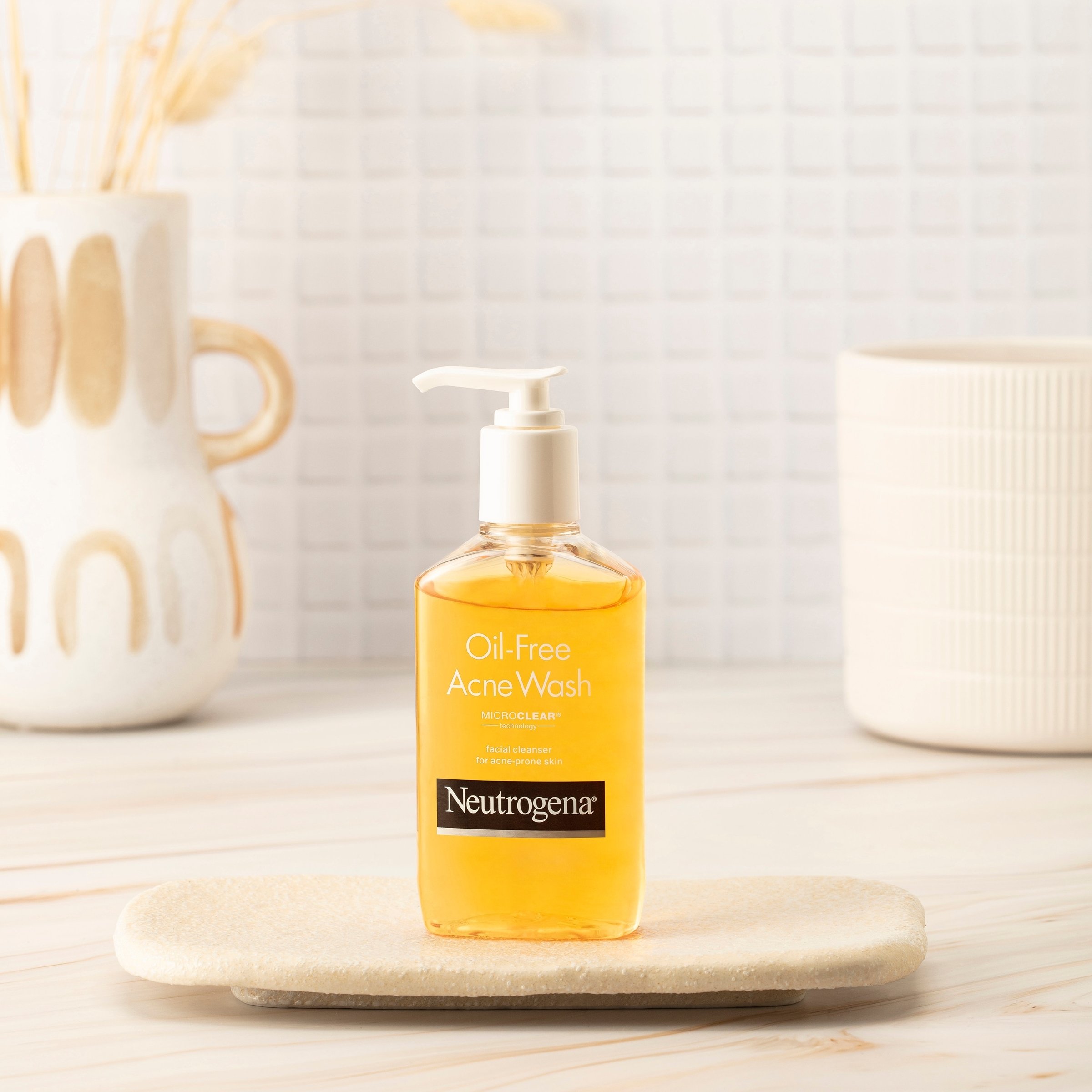 Neutrogena Oil-Free Acne Wash 175ml - Image 4