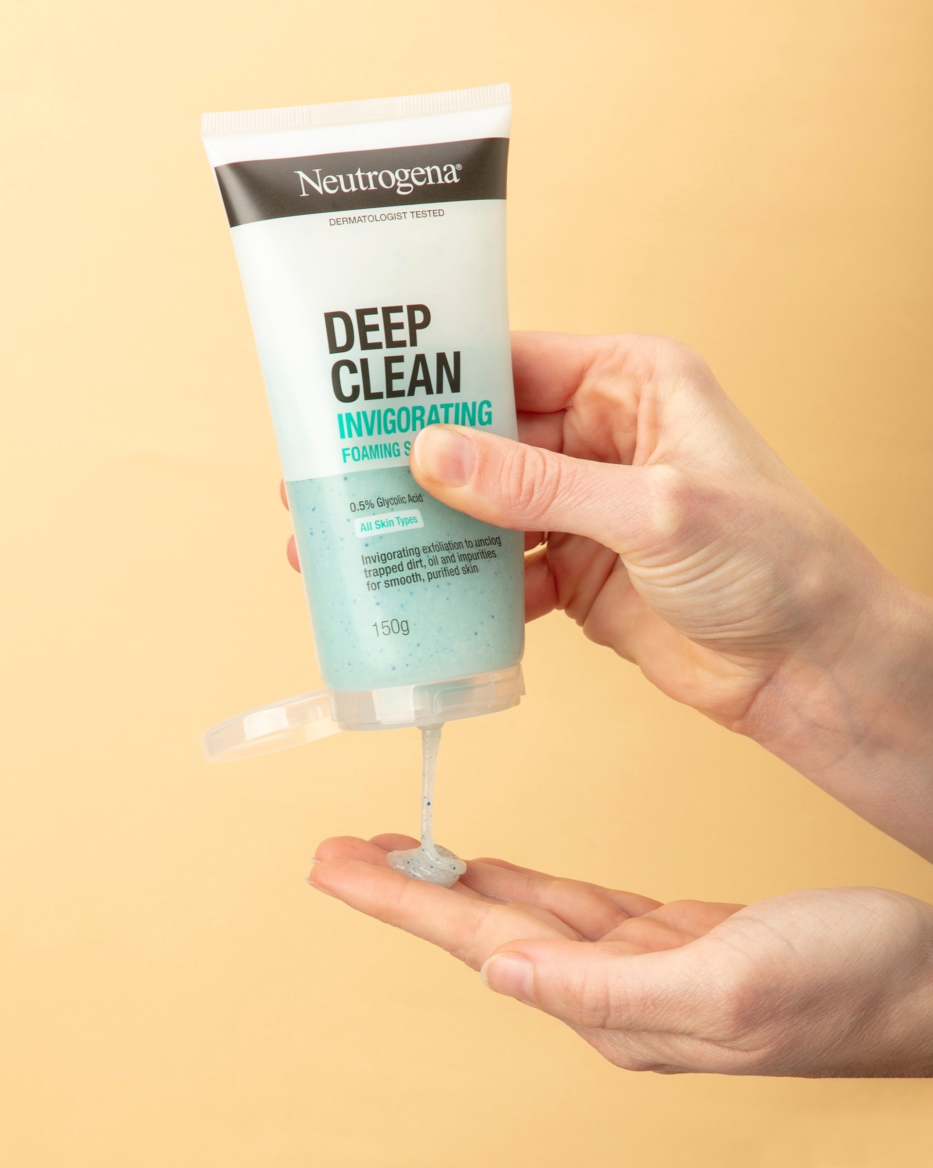 Neutrogena Deep Clean Invigorating Foam Scrub 150g - Image 5