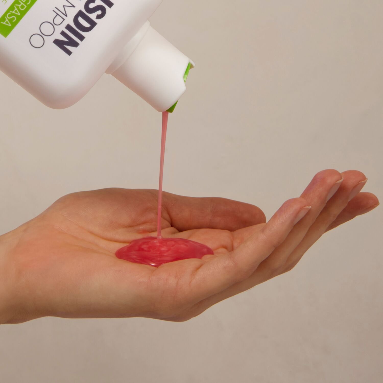 ISDIN Nutradeica Oily Dandruff Shampoo 400ml - Image 5